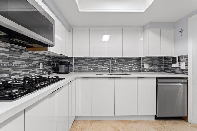 Foto del edificio - 7521 Johnson St
