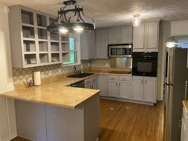 Building Photo - "Charming 3-Bedroom Home with Spacious Lay...