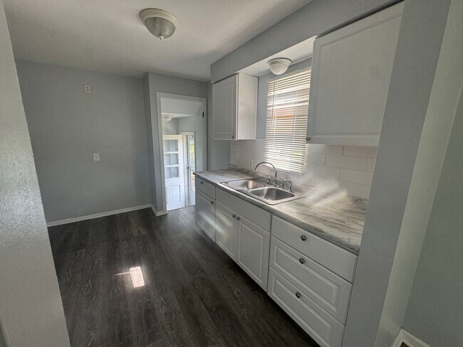 Foto del edificio - Single Family Home 3 beds 1 bath Available...