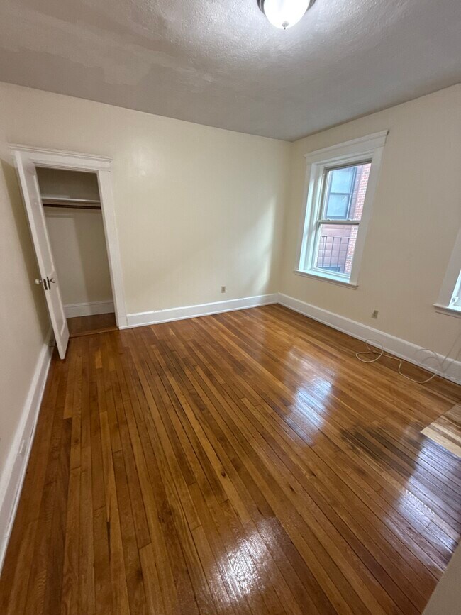 Building Photo - 463 Park Dr