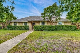 Building Photo - 2210 Roundrock Dr