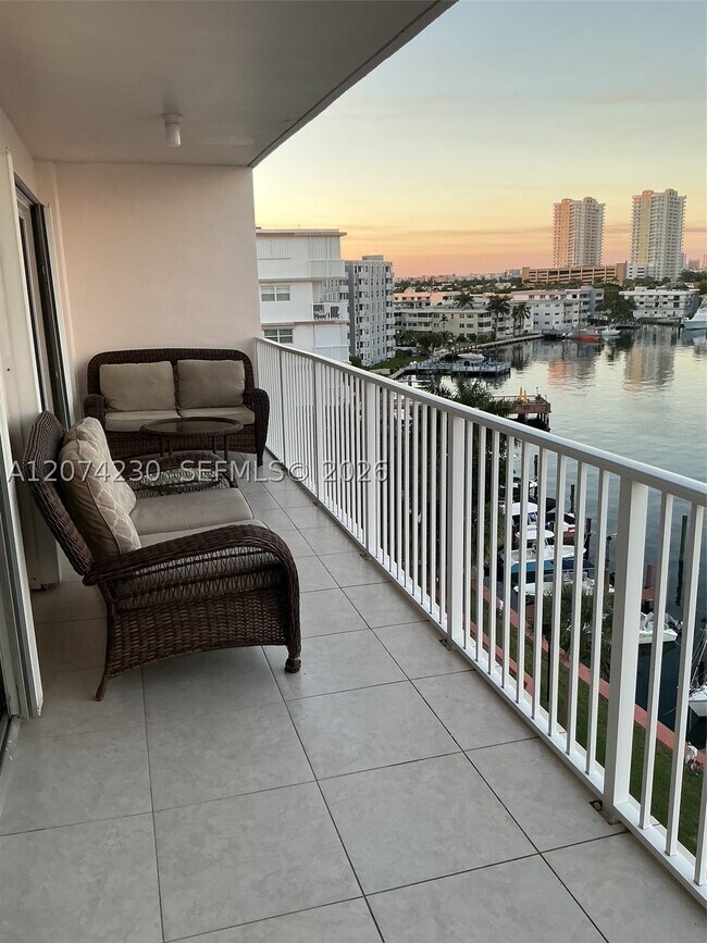Foto del edificio - 400 Golden Isles Dr