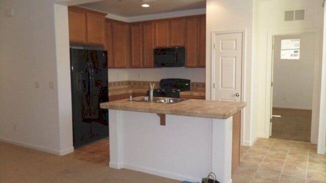 Foto del edificio - $1,997.00 - Walking Paths - Close to Schools and Shopping - Skiing - Community Pool