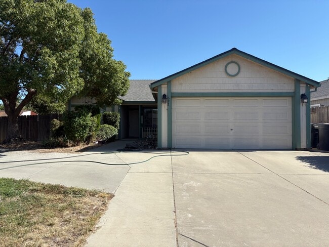 Building Photo - 692 Oakwood Way