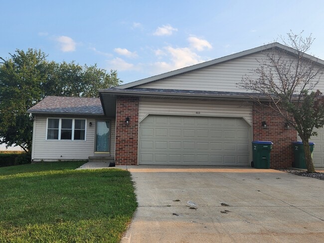 Building Photo - 602 Oakwood Dr