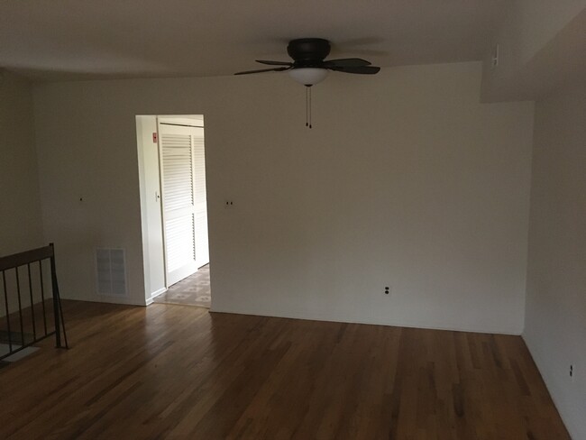 living room - 1706 Muriel Ct