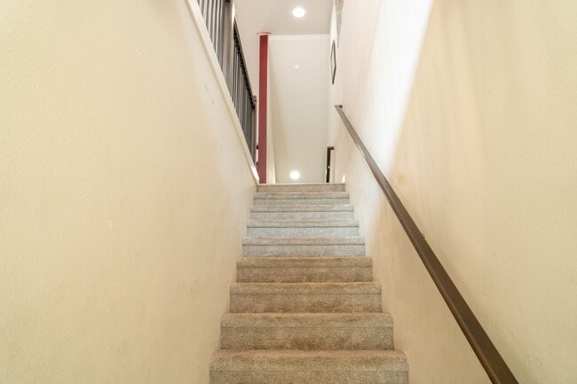 Building Photo - 3B/3B cozy townhome