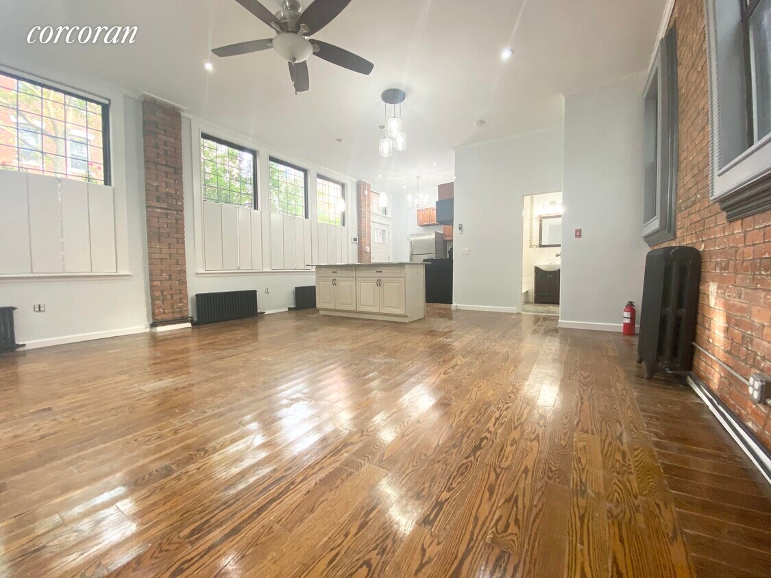 Primary Photo - 134 Hoyt St