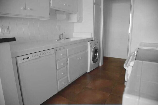 Kitchen - 1233 N Flores St