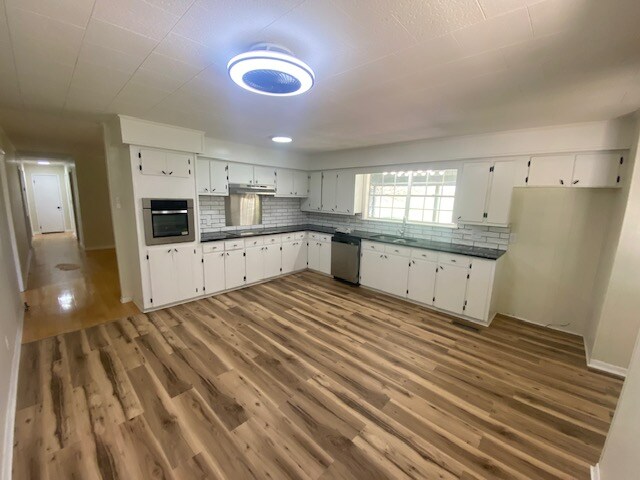 Foto del edificio - 588 Alexander Rd