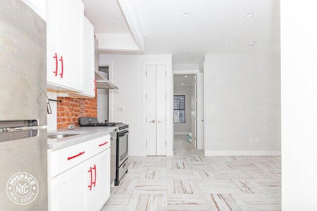 Building Photo - 75 Varet St