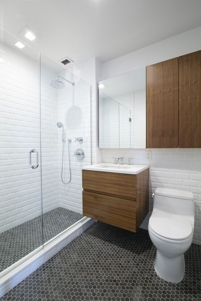 Foto del edificio - 305 E 38th St