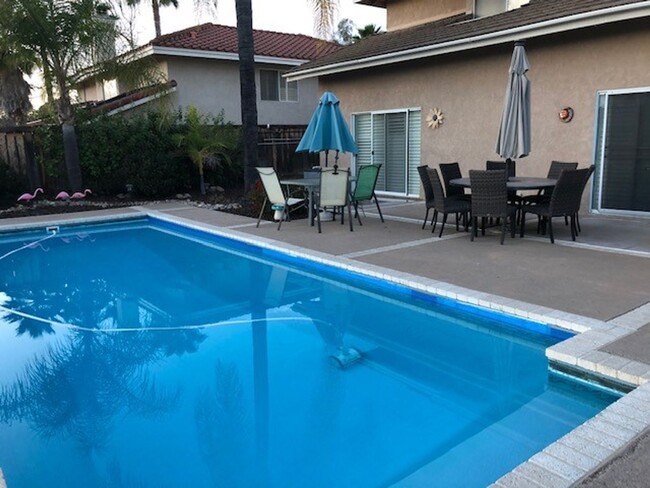 Foto del edificio - Fully furnished, 3 BR, 2.5 BA, 2-story hom...