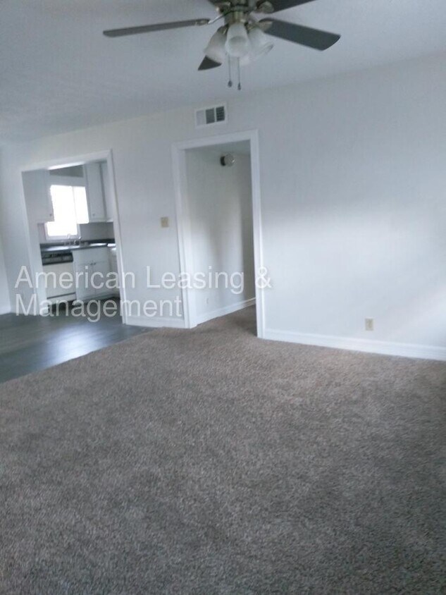 Building Photo - Spacious 2 Bedroom Apartment