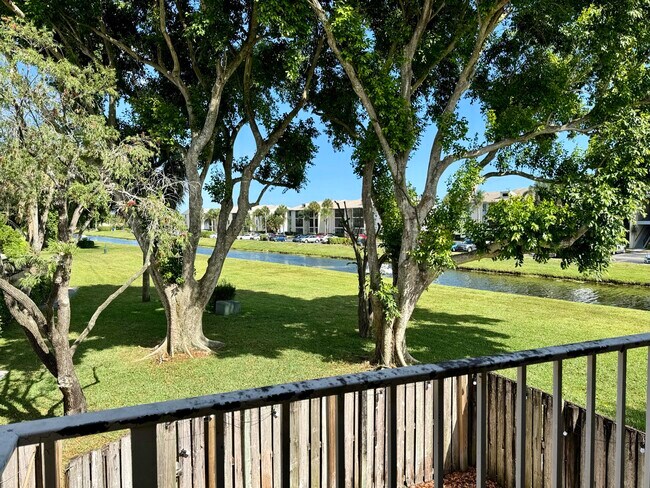 Foto del edificio - 563 Green Springs Pl