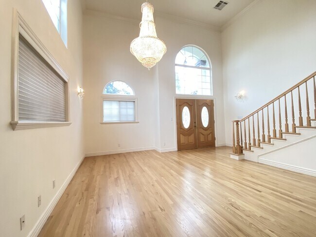 Building Photo - Bright and Spacious 4-Bed +3-Bath Gem in P...