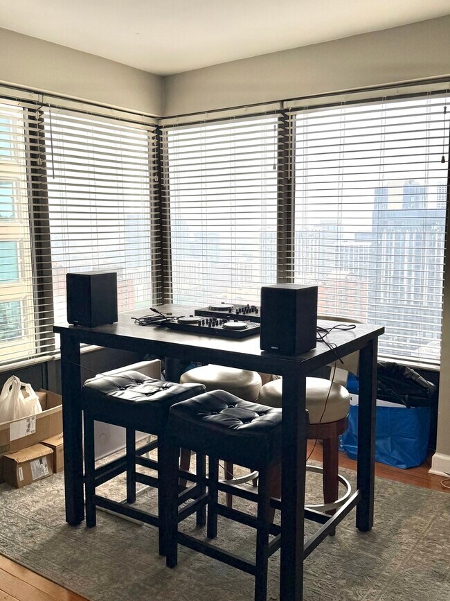 Foto del edificio - 30 E Huron St