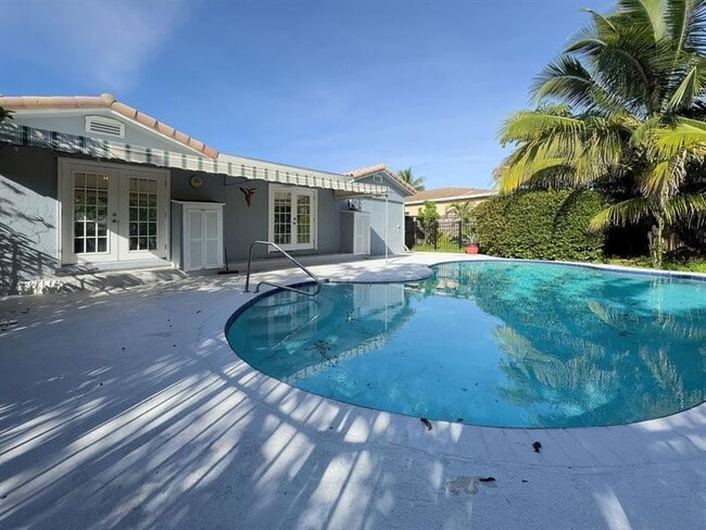 Building Photo - 902 NE 34th St