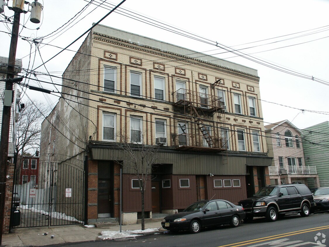Building Photo - 940 W Side Ave