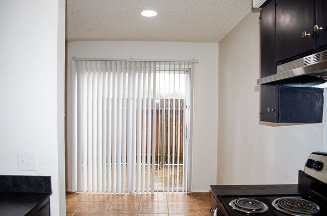 Building Photo - 2 Bed/ 1 Bath With Easy Access to 183/290 ...