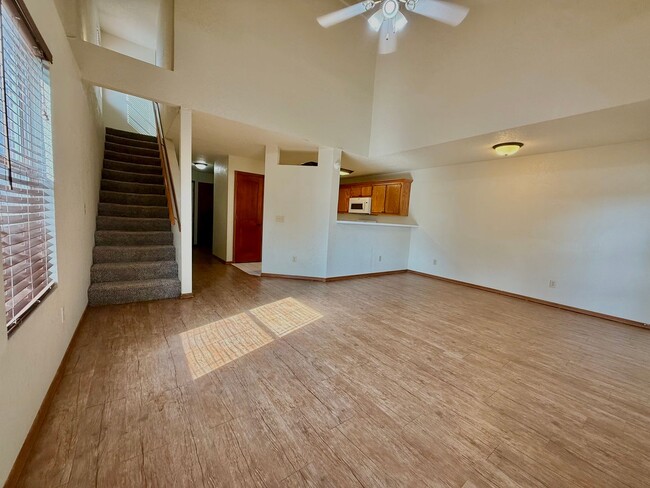 Foto del edificio - 3320-3322 Ridgecrest Cir