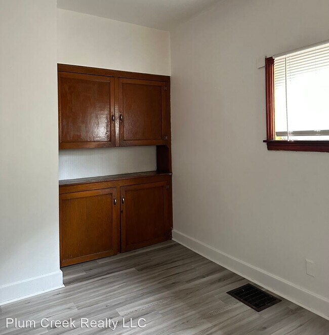 Building Photo - 3 br, 1 bath House - 657 Grove Street