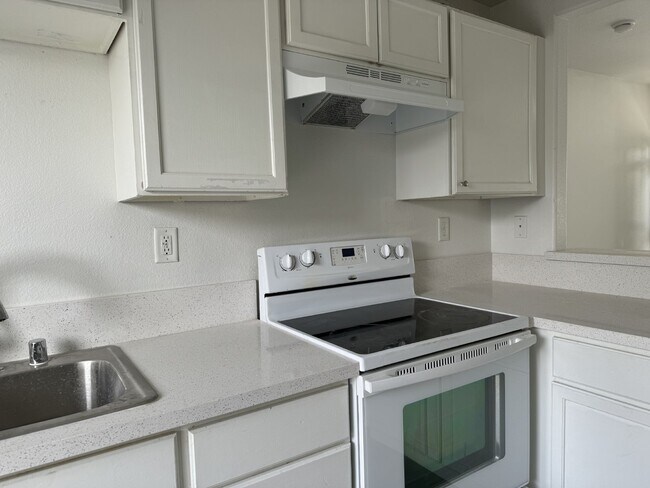 Building Photo - Renovated 2BR - 1BA - gated