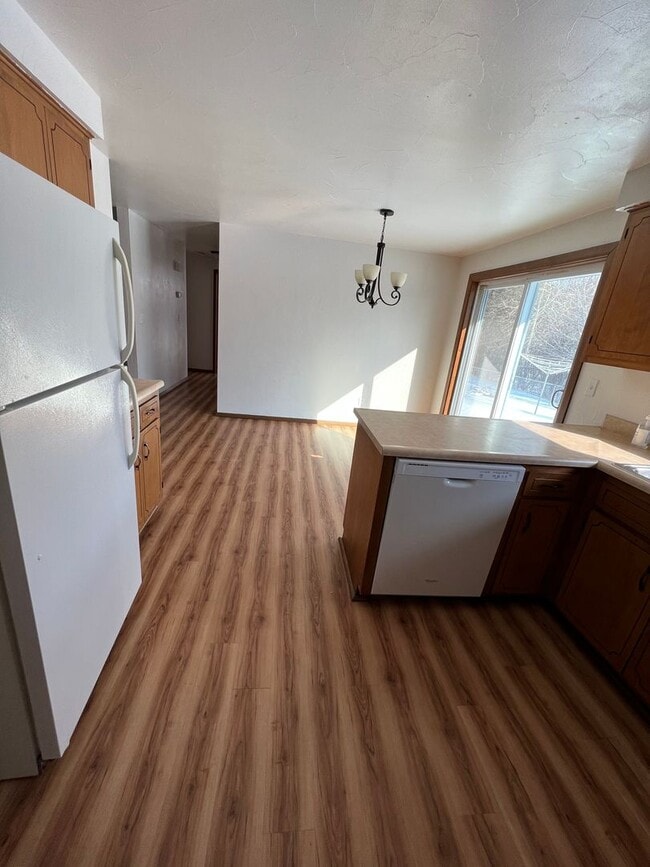 Building Photo - 2 Bed 1 Bath Duplex