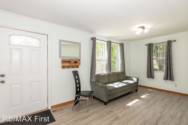 Building Photo - 3 br, 1.5 bath House - 547 Murray Dr.