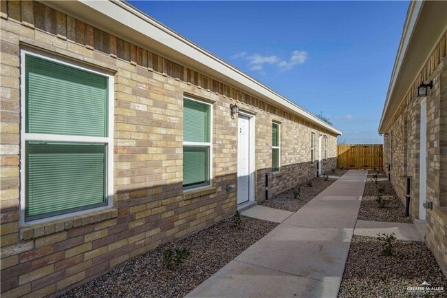 Foto del edificio - 22 Hiawatha Dr