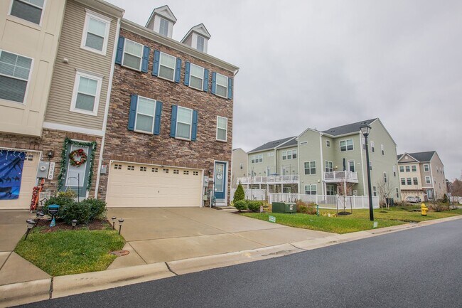 Building Photo - Luxurious 3 BR/2 Full BA & 2 Half BA EOG T...