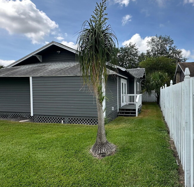 Foto del edificio - Beutifully Updated 2 Bedroom Home in Dixieland Community in South Lakeland