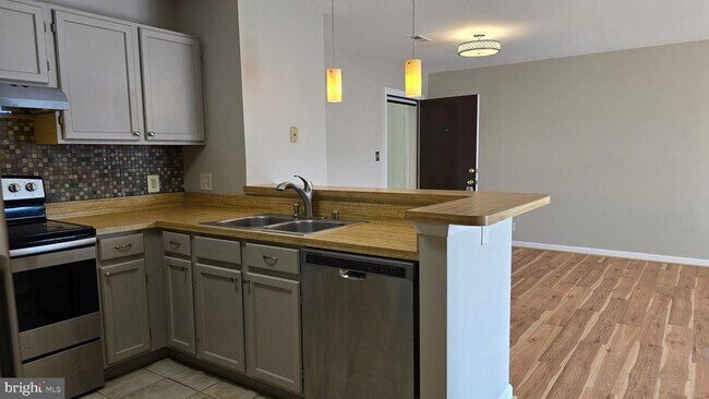 Foto del edificio - 102 Chesterfield Ln