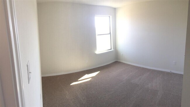 Building Photo - Beautifully maintained 3-bedroom, 2.5-bath residence