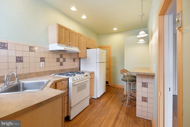 Building Photo - 704 W 28th St