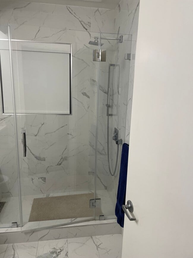 Foto del edificio - Modern Three Level 2 Bedroom/2 Bath Condo Loft Available Now!