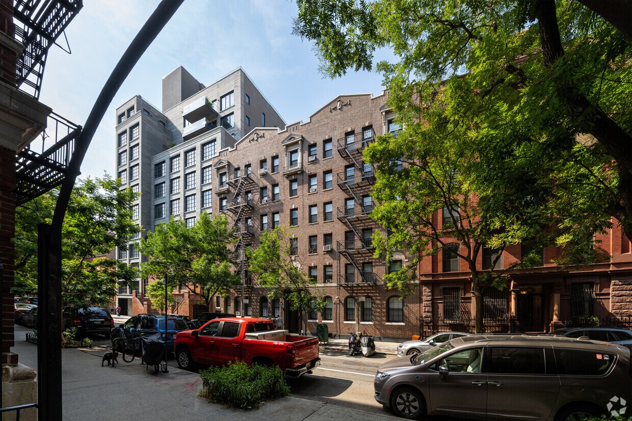Primary Photo - 130 W 16th St