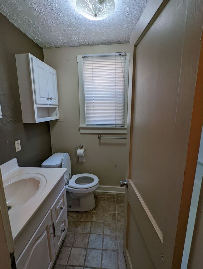 Building Photo - Large 2 Bedroom Close to Carson St -- Avai...
