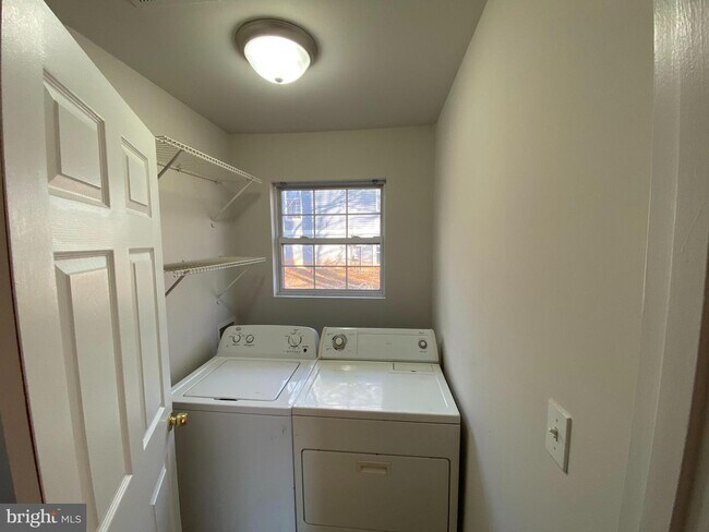 Building Photo - 117 Edgehill Dr