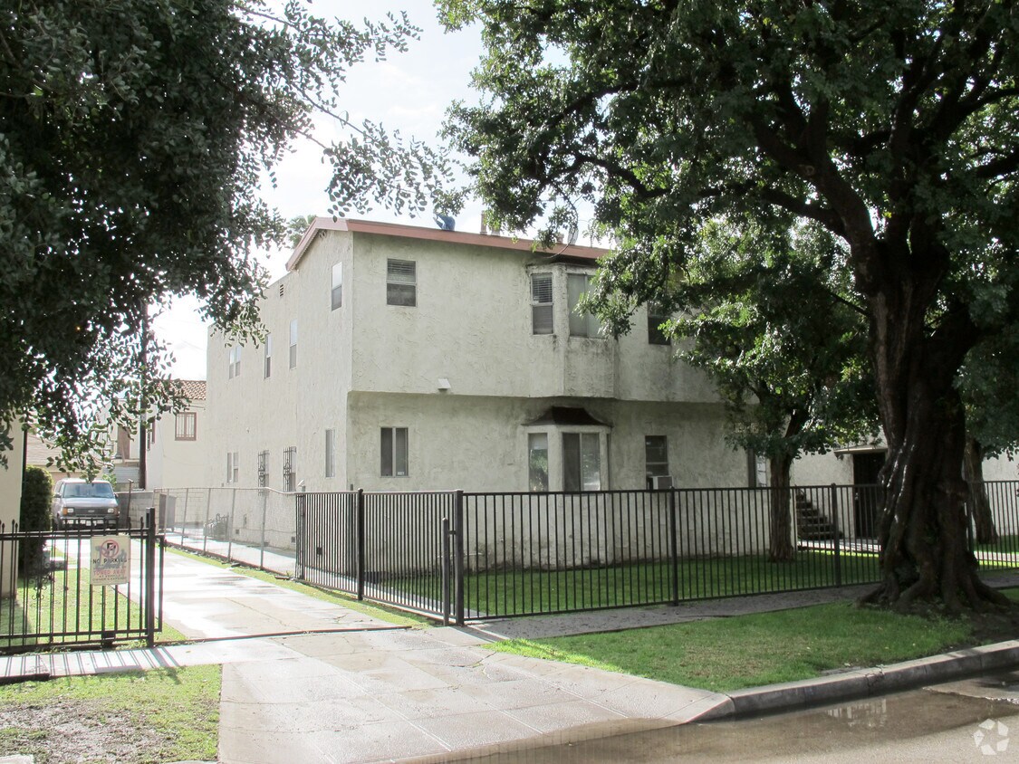 Building Photo - Westside Cloverdale