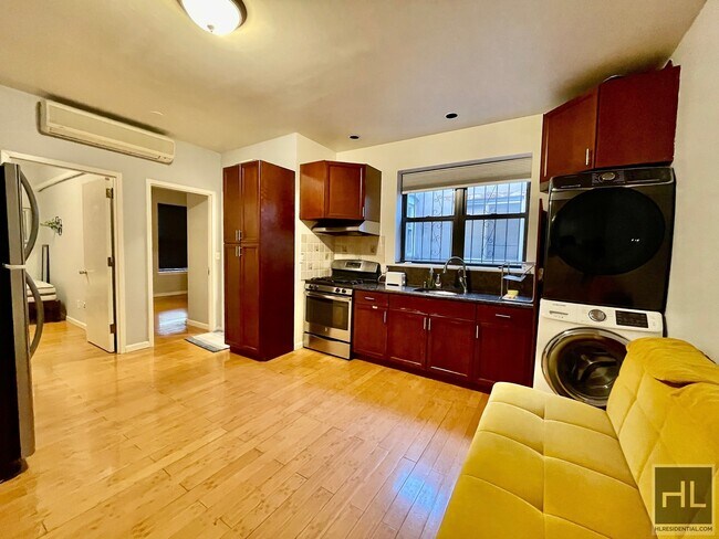 Foto del edificio - 1.5 bed located right on Ditmars Blvd with...