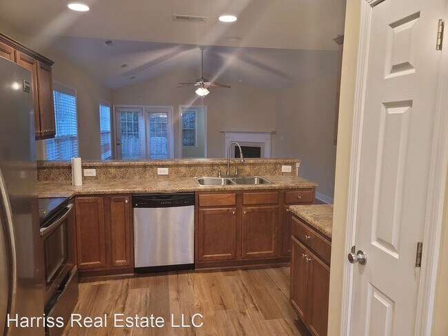 Building Photo - 3 br, 2 bath House - 2017 Willow Creek Lane
