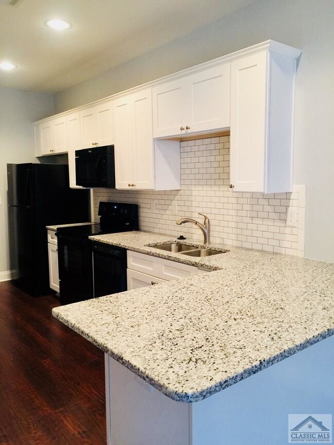Building Photo - 1010 Binghampton Cir