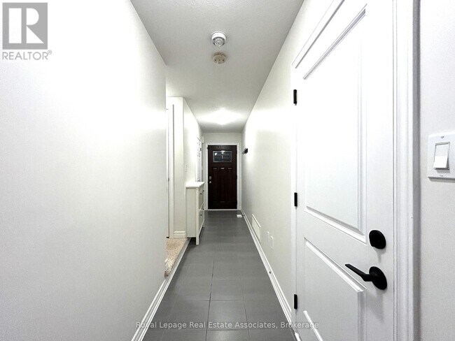 Building Photo - 120 Parkinson Crescent