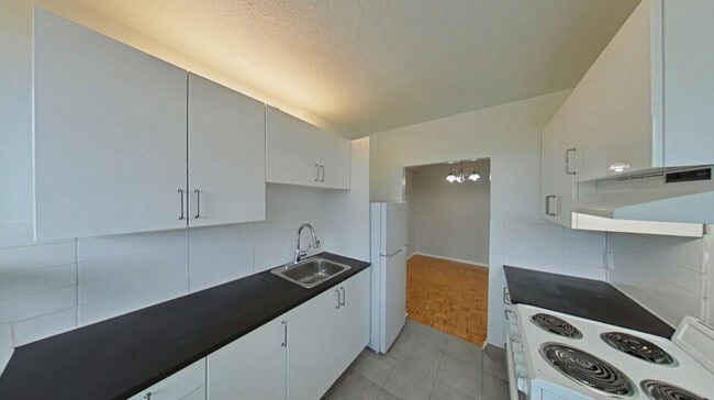 Building Photo - 36 Thorncliffe Park Dr