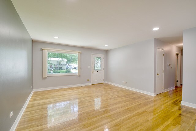 Building Photo - 588 Maple Dr
