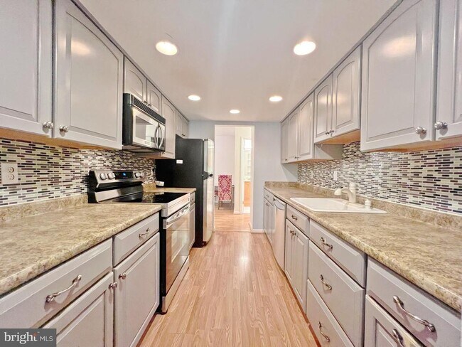 Building Photo - 13145 Dairymaid Dr