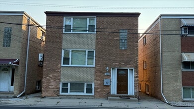 Building Photo - 2232 N River Rd