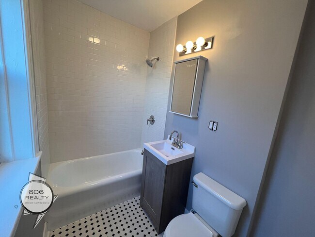 Foto del edificio - Remodeled East Albany Park Apts!