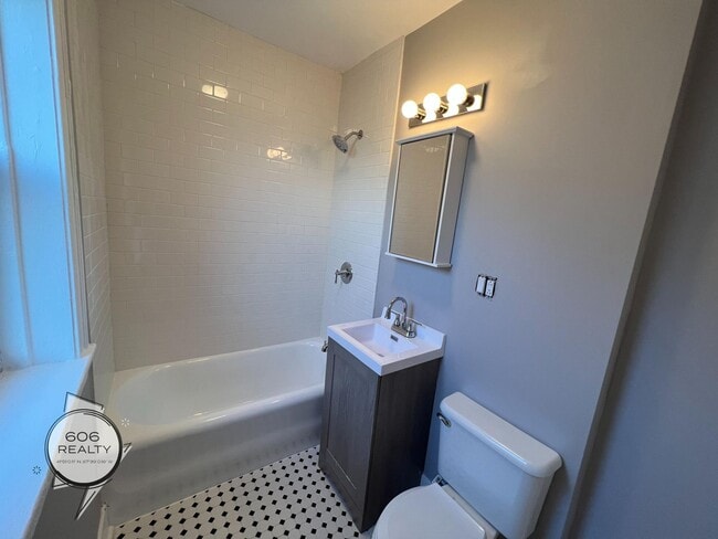 Building Photo - Remodeled East Albany Park Apts!